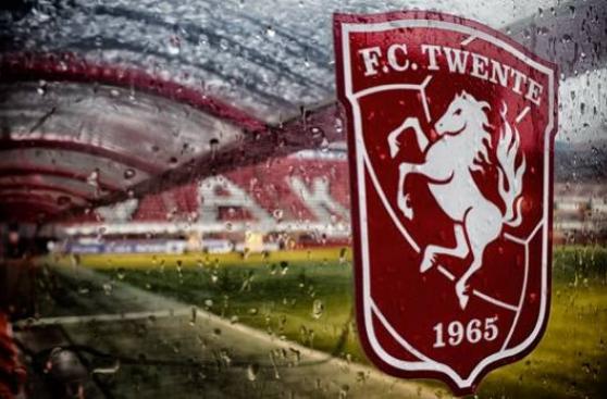 Twente de Renato Tapia no podrá jugar torneos internacionales