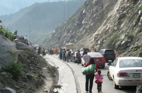 Chaclacayo: rocas caen en Carretera Central y causan congestión