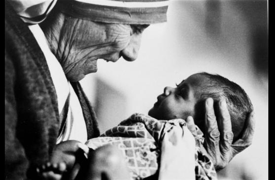 La dedicada vida de la madre Teresa de Calcuta en imágenes 