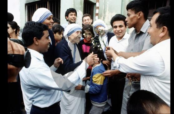 La dedicada vida de la madre Teresa de Calcuta en imágenes 