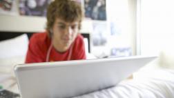 ¿Cómo reaccionar si encuentras a tu hijo viendo porno?
