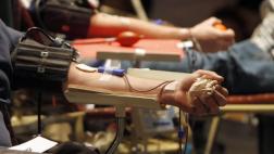 EE.UU. flexibiliza restricciones a donaciones gay de sangre