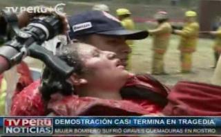 Mujer bombero terminó con quemaduras en demostración [VIDEO]