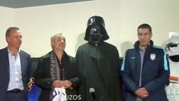 Jugador se disfrazó de Darth Vader en su presentación oficial