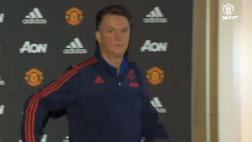 Van Gaal se molestó con periodistas y abandonó conferencia