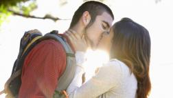 Las personas intercambian 80 millones de bacterias en un beso
