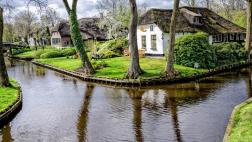 Las calles de este pueblo en Holanda son de agua