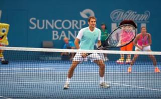 Federer jugó partido de exhibición con raqueta gigante [VIDEO]