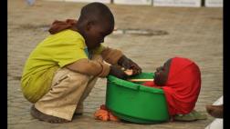 Nigeria: La niña que pide limosna en una batea