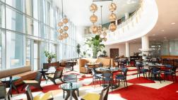 Un banco de 1960 transformado en un hotel con aire Mid Century