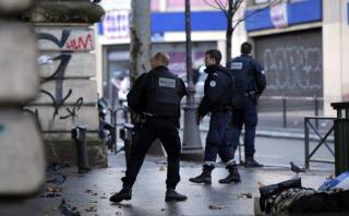París: Atacante de comisaría tenía bandera del Estado Islámico
