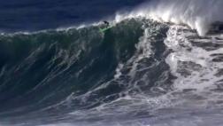 Tablista sufre terrible caída al intentar surfear ola gigante