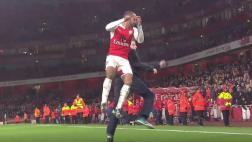 Walcott y una singular celebración con un hincha que reclutó