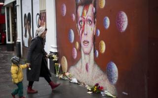David Bowie: fans dejan flores en mural del barrio donde nació
