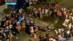 Auto vuelca por buzón mal tapado y niño de 2 años queda grave