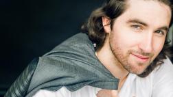 Hermano de Stephanie Cayo se lanza como cantante