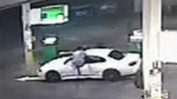 Automovilista salta por la ventana de su auto para evitar robo