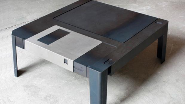 Floppytable: mira esta original mesa en forma de disquete