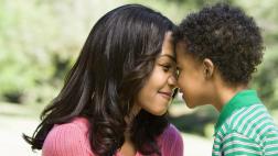 “Piquitos" entre padres e hijos: ¿hay límites en los besos?