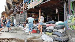 Oleajes ponen en riesgo a bañistas en playas de Tumbes y Piura
