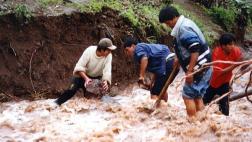 Desborde de canal de riego inunda 10 viviendas en Huancayo
