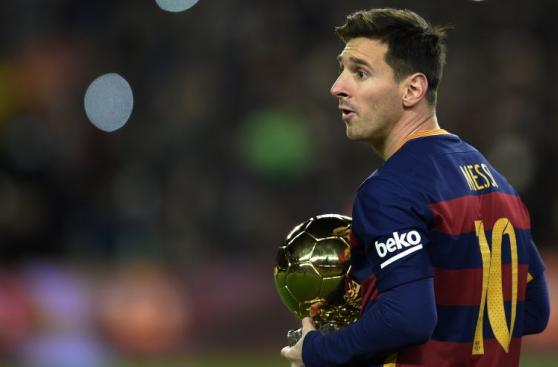 Lionel Messi presentó su quinto Balón de Oro en el Camp Nou