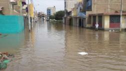 Desborde de acequia inunda decenas de viviendas en Chiclayo