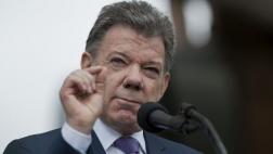 Santos exige a ministros viajar en clase económica para ahorrar