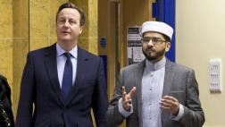 Cameron advierte importancia de que los imanes hablen inglés