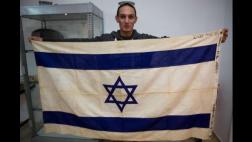 Venden bandera israelí de icónico barco del Holocausto
