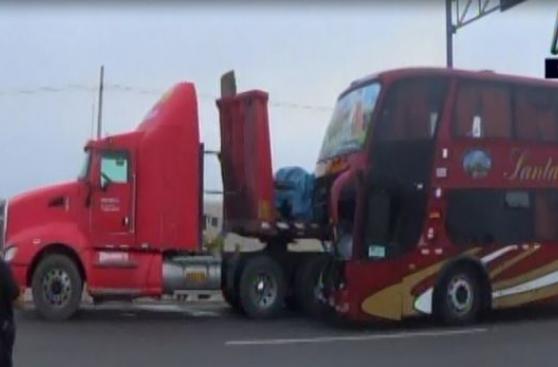 Cañete: un muerto tras choque de bus contra camión con fierros