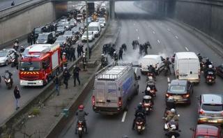Francia: Violentas huelgas de taxistas y controladores aéreos