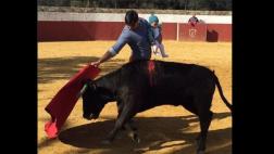 La polémica foto de un matador toreando con su bebé en brazos