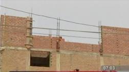 Obrero que techaba casa falleció al caer desde un cuarto piso