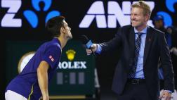 Djokovic bromeó con entrevistador porque se le "acercó mucho"