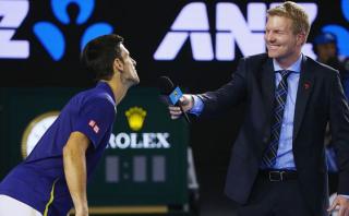 Djokovic bromeó con entrevistador porque se le "acercó mucho"