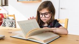 Cinco libros que debes incluir en la biblioteca de tu hijo