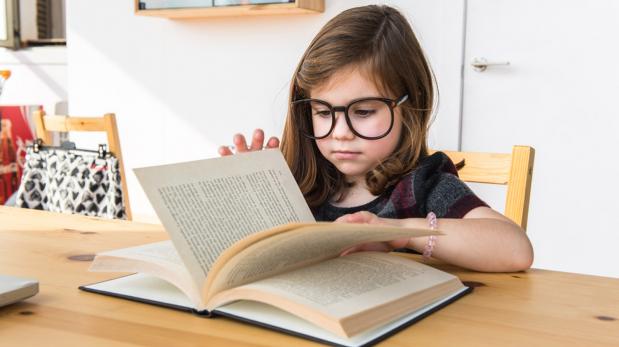 Cinco libros que debes incluir en la biblioteca de tu hijo