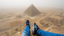 Turista escala pirámide en Egipto y captura espectacular vista