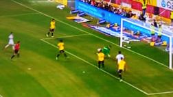 Cometió tres bloopers, pero le atajó este disparo a Ronaldinho