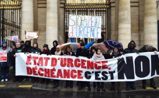 Miles se manifestaron en Francia contra el estado de emergencia