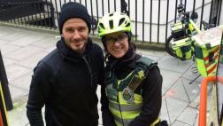Beckham lleva té y café a un paciente que esperaba ambulancia
