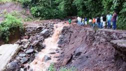 Pasco: desborde inunda 70 viviendas y arrasa puente artesanal