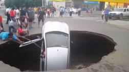 Familia trujillana quedó atrapada con su auto en enorme agujero