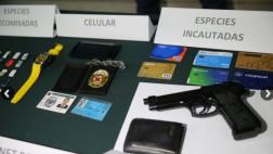 Se hacía pasar por policía y tenía hasta carnet y arma falsa