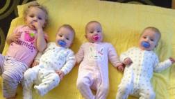 Madre causa sensación por su habilidad para cambiar a sus bebes