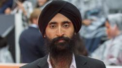 El actor sij que no pudo volar a Nueva York por usar turbante