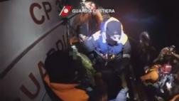 Registran dramático rescate de inmigrantes en la costa italiana