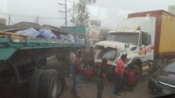 Choque entre dos camiones causa congestión en la Ramiro Prialé