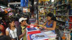 Buscando los útiles escolares: una visita al mercado central